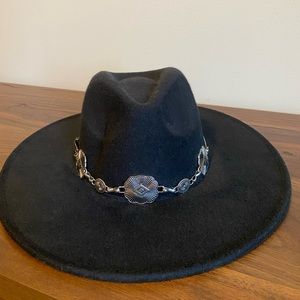 Black felt rancher hat